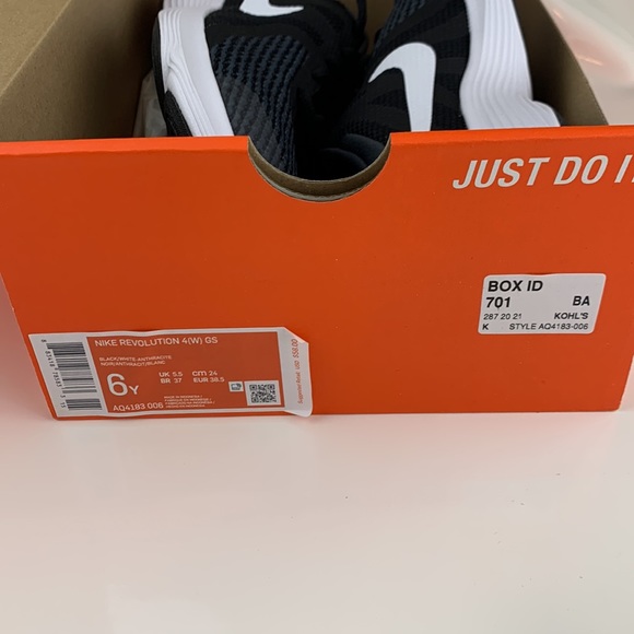 NWT! Nike  Revolution 4 (WIDE) GS 6 Youth - Picture 10 of 11